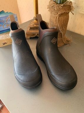 THE ORIGINAL MUCK BOOT, worn only a few times, Woman’s ankle boot BROWN size 9.